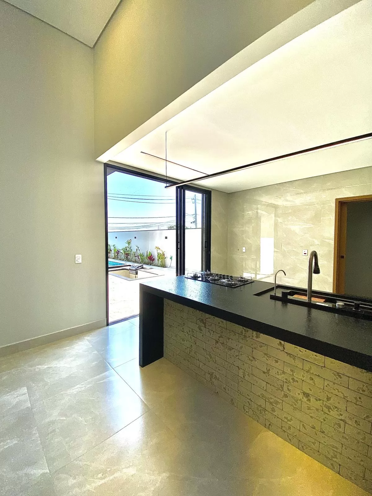 Casa Térrea à Venda com 3 suítes, escritório e área gourmet com piscina e cascata, 4 vagas de garagem - 185m² no Condomínio Pampulha Jardim Residencial em Sorocaba/SP