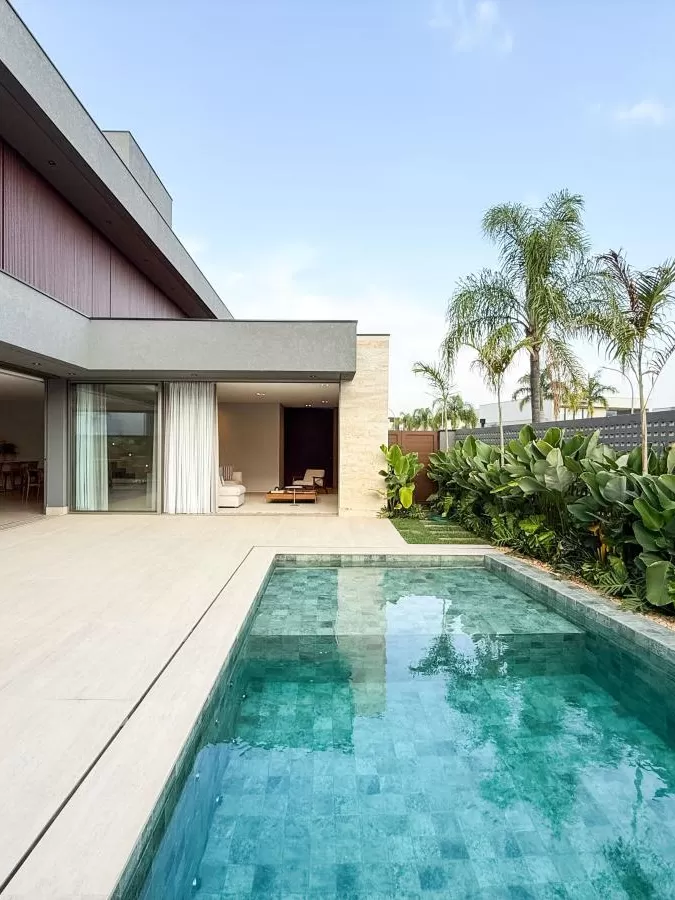 Casa Mobiliada à Venda com 4 suítes e área gourmet completa com piscina, 400m² no Condomínio Alphaville Nova Esplanada 4 em Votorantim/SP