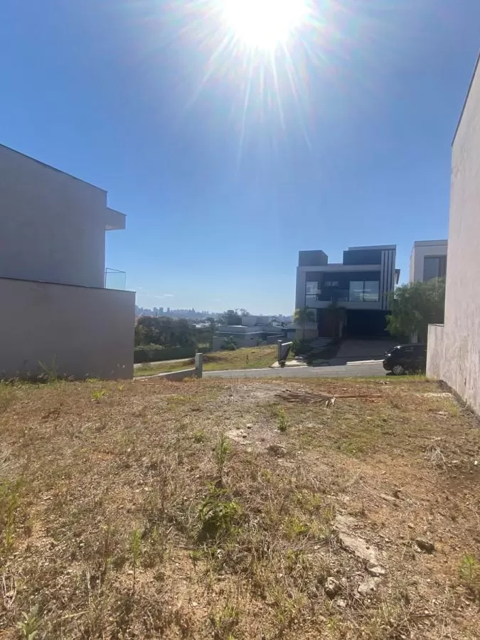 Terreno à Venda com ótima topografia e localização privilegiada, 250m² no Condomínio Sunlake em Votorantim/SP