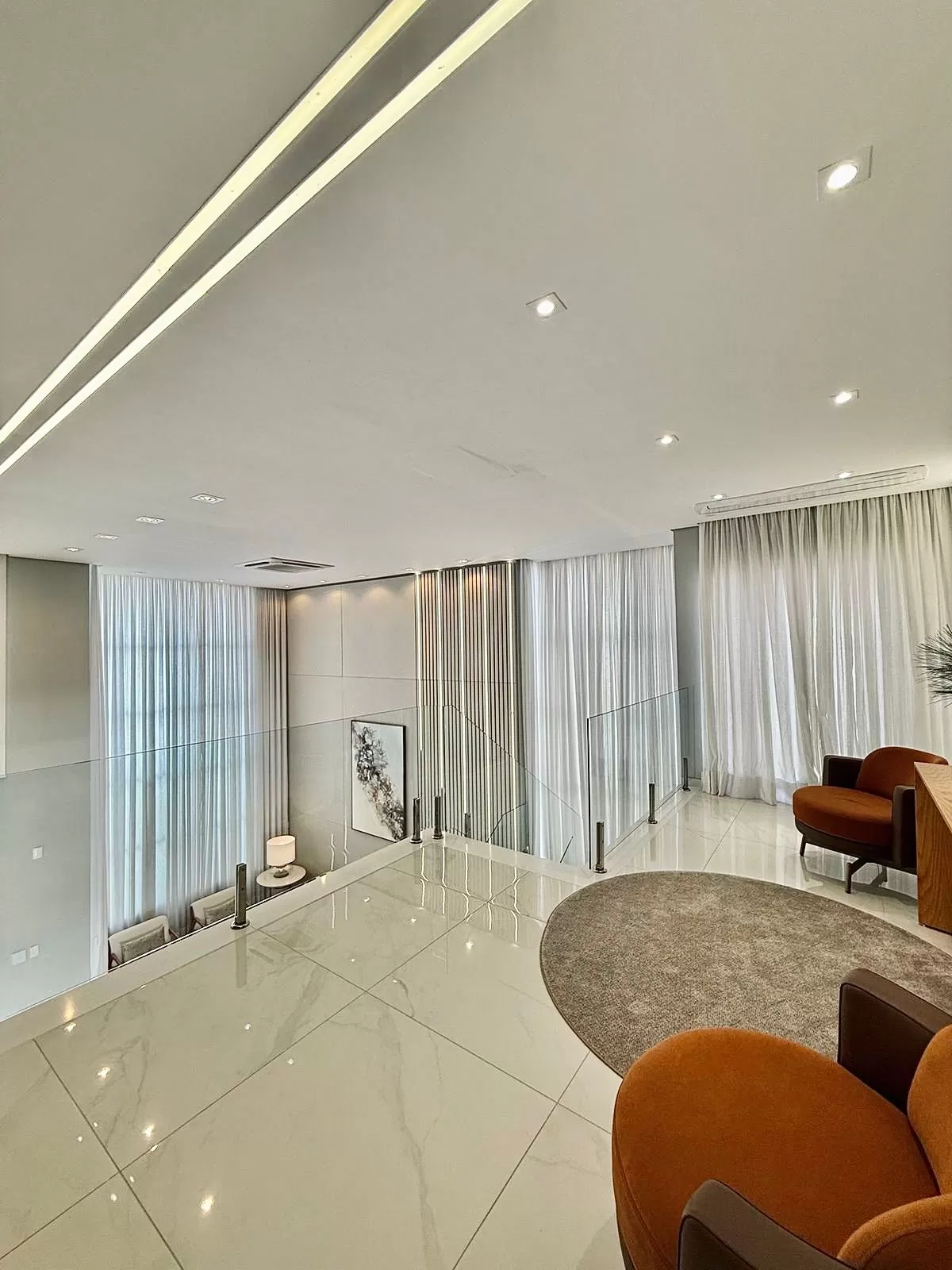 Sobrado Mobiliado à Venda com 3 suítes com closet, sala de cinema e quintal amplo, 366m² no Condomínio Alphaville Nova Esplanada 4 em Votorantim/SP