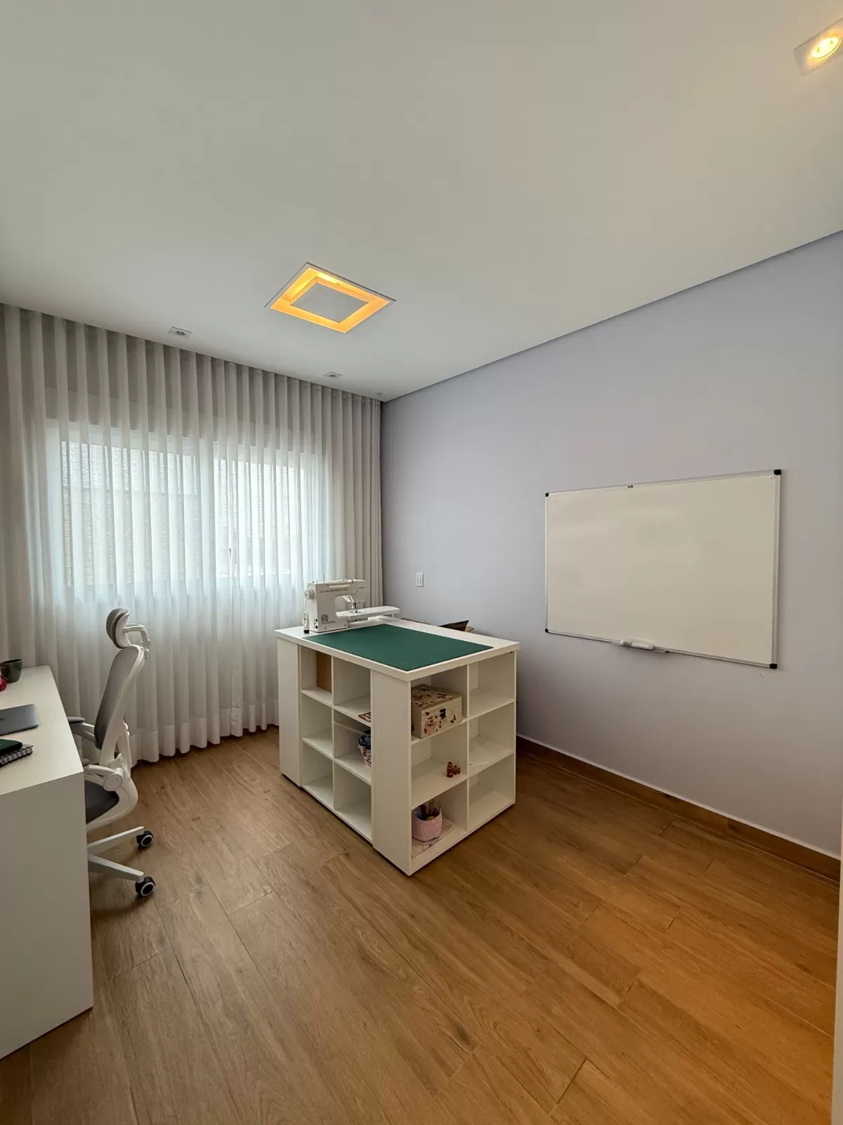 Sobrado Mobiliado à Venda com 4 suítes, escritório e piscina incrível, 402m² no Condomínio Alphaville Nova Esplanada 1 em Votorantim/SP