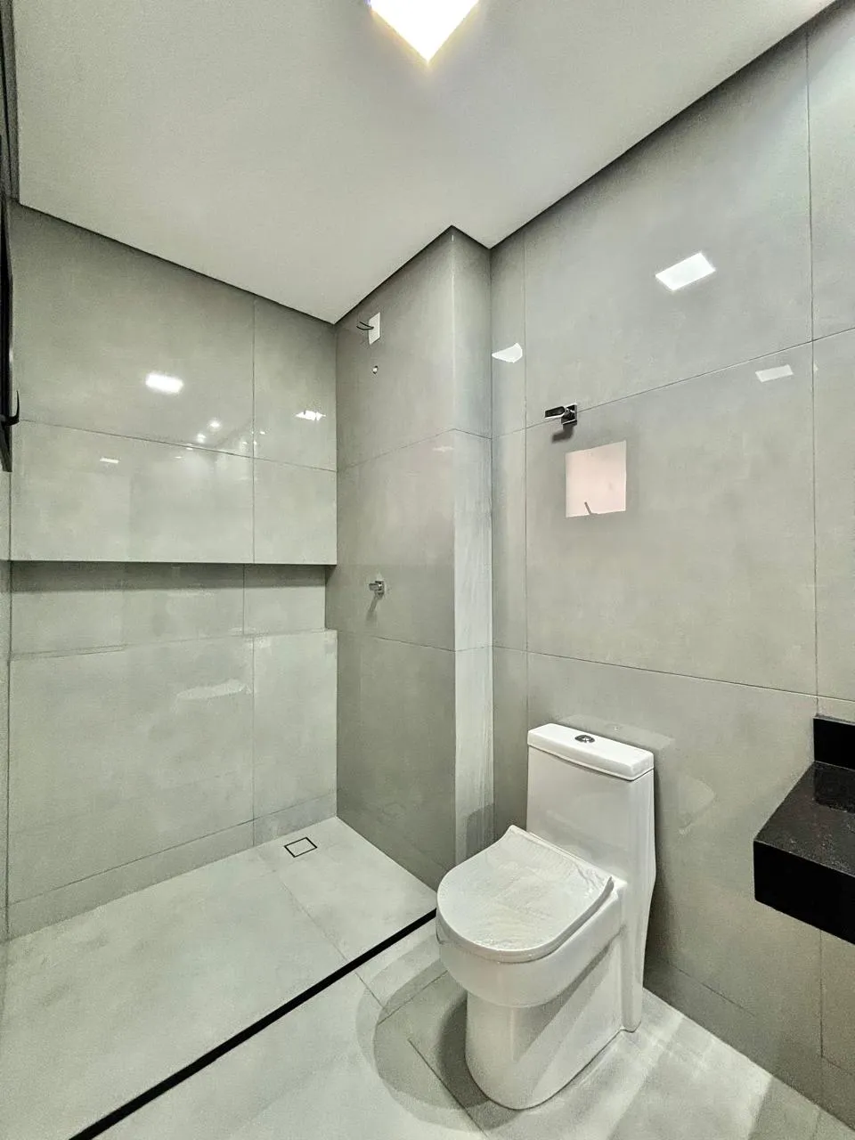 Sobrado à Venda com 3 dormitórios e área gourmet com churrasqueira, 140m² no Condomínio Vale Azul em Votorantim/SP