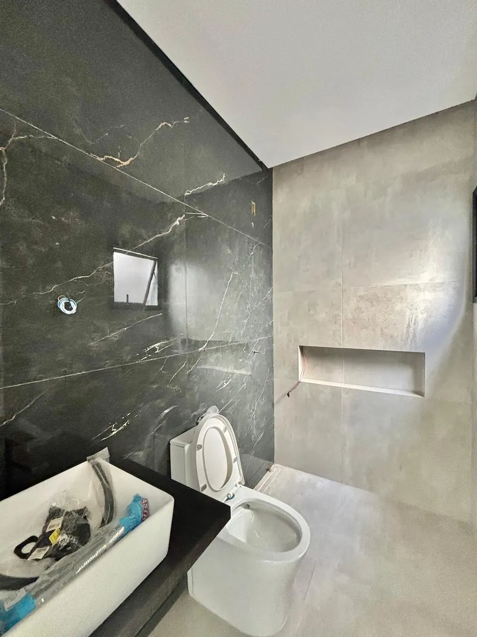 Casa Térrea à Venda com 3 dormitórios e quintal nos fundos, 99m² no Condomínio Vale Azul em Votorantim/SP