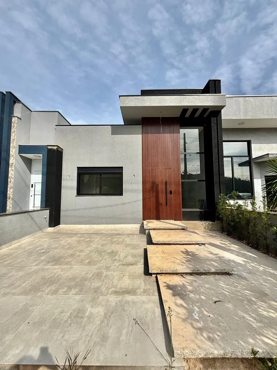 Casa Térrea à Venda com 3 dormitórios e quintal nos fundos, 99m² no Condomínio Vale Azul em Votorantim/SP