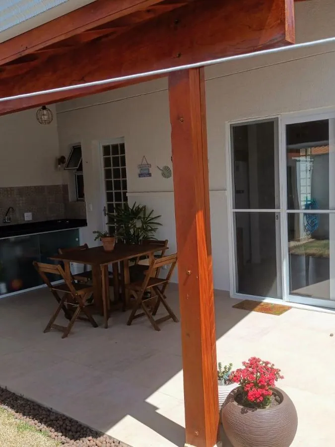 Casa à Venda com 3 dormitórios, quintal com gramado e área gourmet com churrasqueira, 108m² no Condomínio Villa Flora em Votorantim/SP