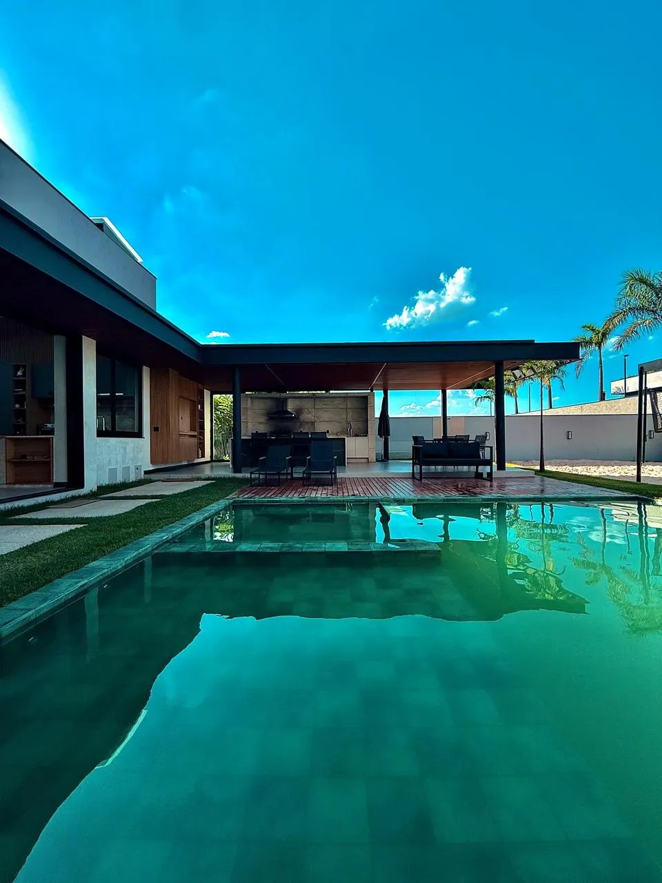 Sobrado à Venda com 4 suítes, ampla área gourmet com piscina e quadra de areia, 540m² no Condomínio Saint Patrick em Sorocaba/SP