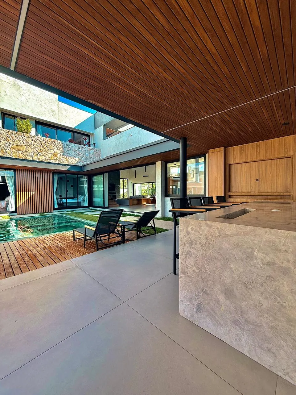 Sobrado à Venda com 4 suítes, ampla área gourmet com piscina e quadra de areia, 540m² no Condomínio Saint Patrick em Sorocaba/SP