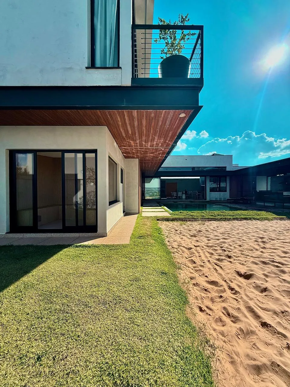 Sobrado à Venda com 4 suítes, ampla área gourmet com piscina e quadra de areia, 540m² no Condomínio Saint Patrick em Sorocaba/SP