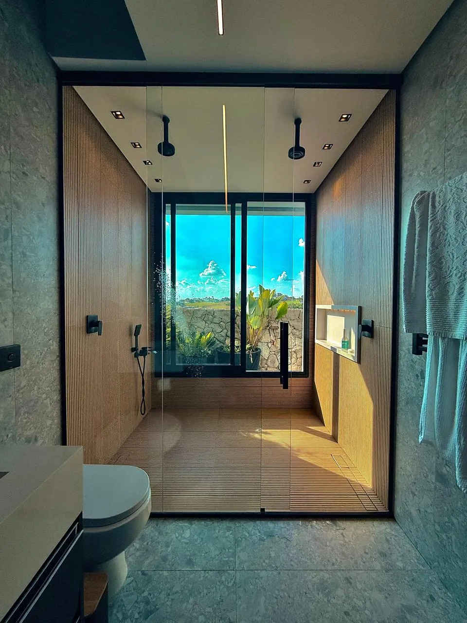 Sobrado à Venda com 4 suítes, ampla área gourmet com piscina e quadra de areia, 540m² no Condomínio Saint Patrick em Sorocaba/SP