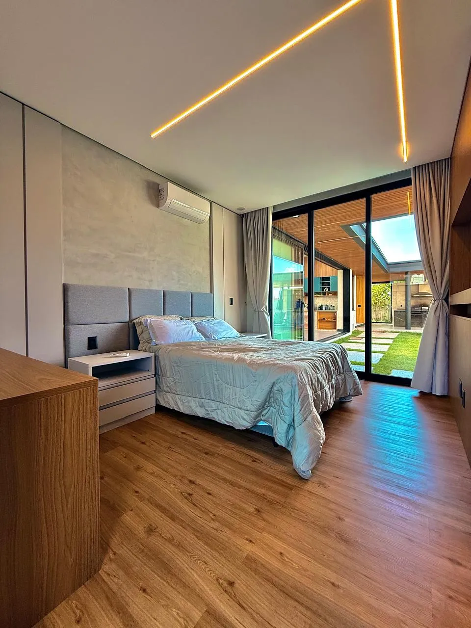 Sobrado à Venda com 4 suítes, ampla área gourmet com piscina e quadra de areia, 540m² no Condomínio Saint Patrick em Sorocaba/SP
