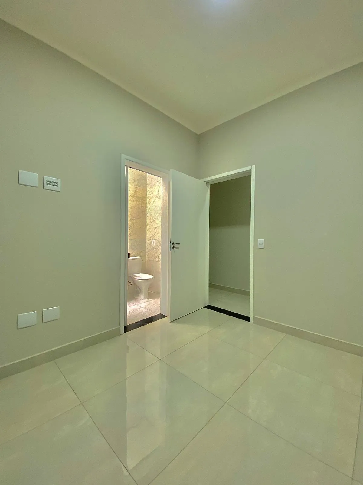 Casa Térrea de Alto Padrão à Venda com 3 suítes sendo 1 master e ampla área gourmet com piscina, 200m² no Condomínio Renaissance em Sorocaba/SP