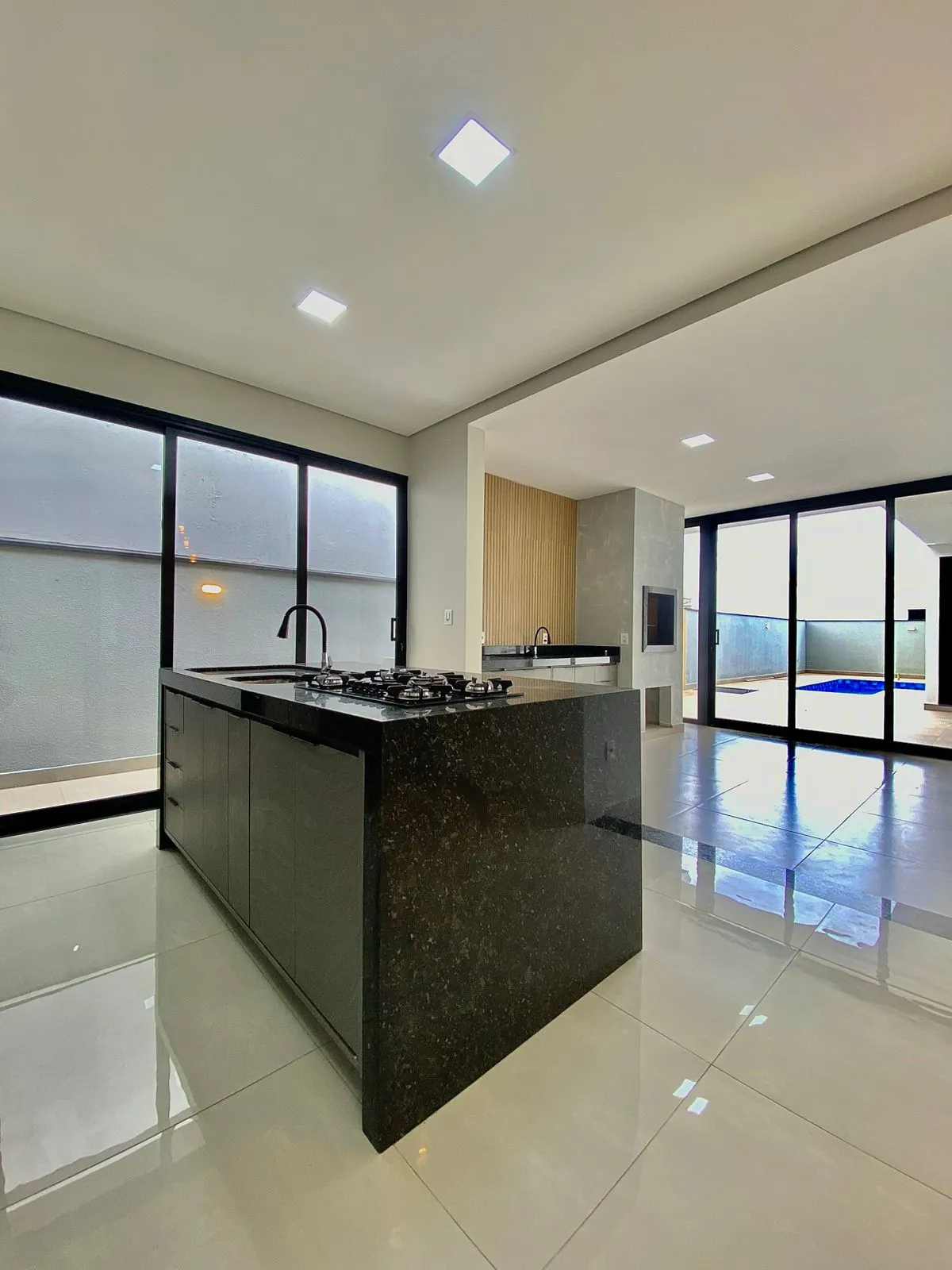 Casa Térrea de Alto Padrão à Venda com 3 suítes sendo 1 master e ampla área gourmet com piscina, 200m² no Condomínio Renaissance em Sorocaba/SP