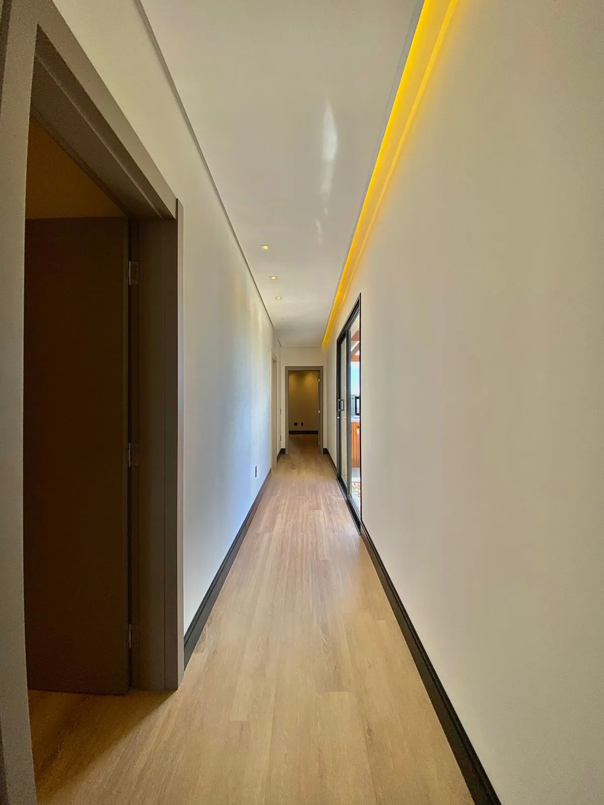 Casa Térrea à Venda com 3 suítes sendo 1 master com closet, área gourtmet com piscina e terraço, 403m² no Condomínio Fazenda Jequitibá em Sorocaba/SP