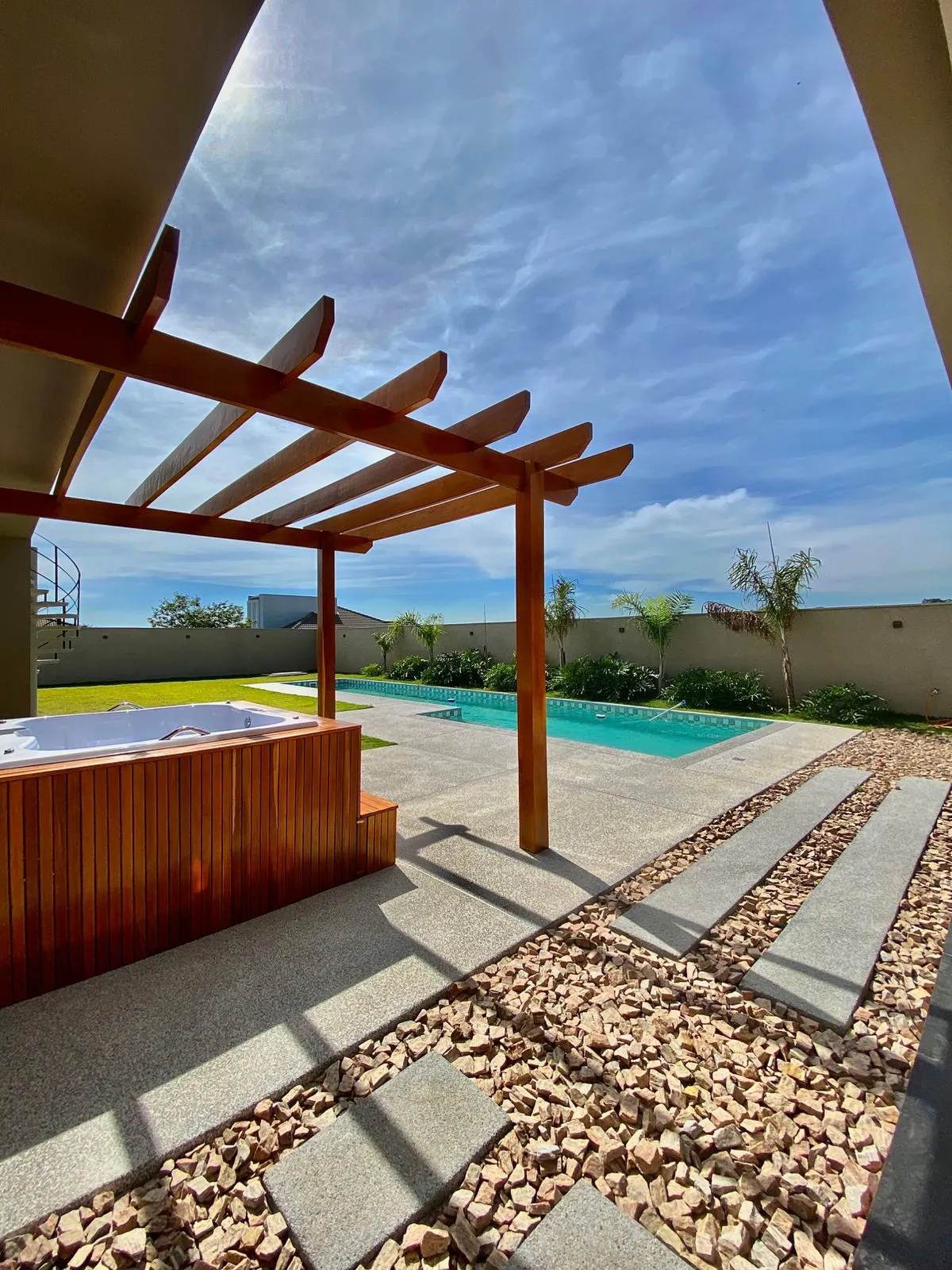 Casa Térrea à Venda com 3 suítes sendo 1 master com closet, área gourtmet com piscina e terraço, 403m² no Condomínio Fazenda Jequitibá em Sorocaba/SP