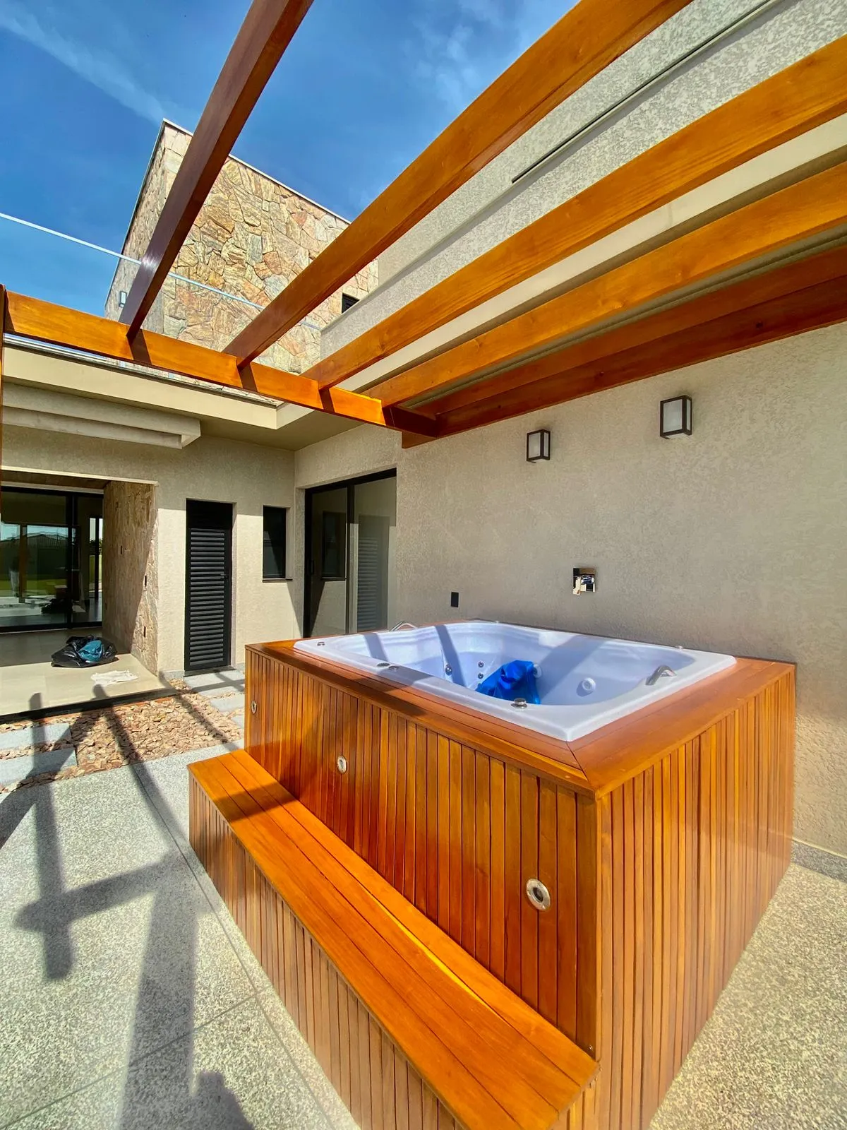 Casa Térrea à Venda com 3 suítes sendo 1 master com closet, área gourtmet com piscina e terraço, 403m² no Condomínio Fazenda Jequitibá em Sorocaba/SP
