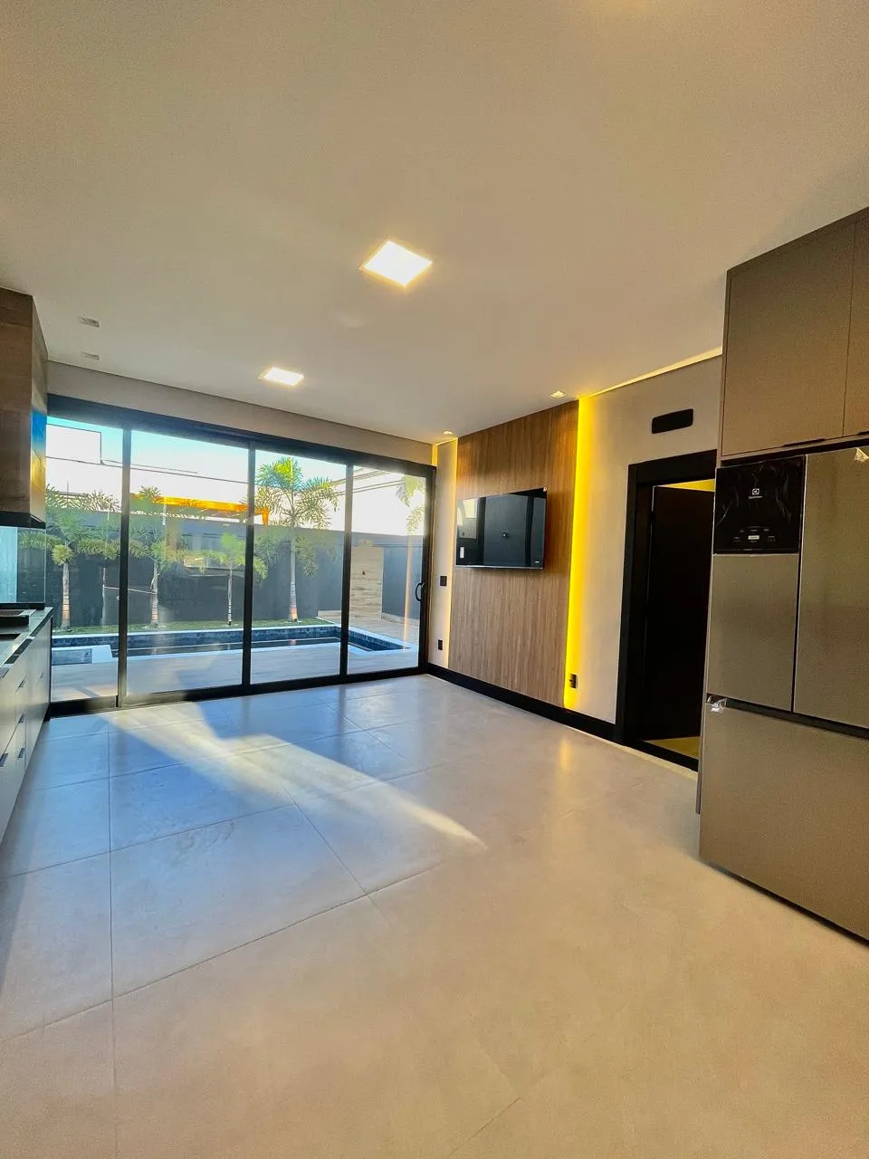 Sobrado à Venda Mobiliada com 3 suítes sendo 1 master com closet, escritório e área gourmet com piscina, 313m² no Condomínio Alphaville Nova Esplanada 4 em Votorantim/SP