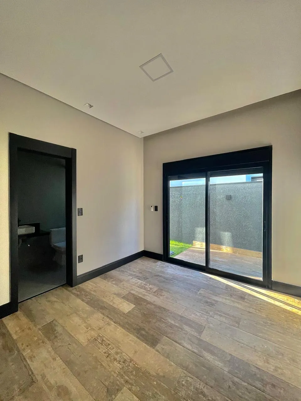 Sobrado à Venda Mobiliada com 3 suítes sendo 1 master com closet, escritório e área gourmet com piscina, 313m² no Condomínio Alphaville Nova Esplanada 4 em Votorantim/SP