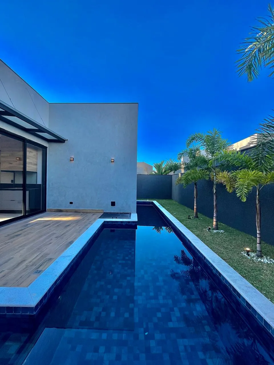 Sobrado à Venda Mobiliada com 3 suítes sendo 1 master com closet, escritório e área gourmet com piscina, 313m² no Condomínio Alphaville Nova Esplanada 4 em Votorantim/SP