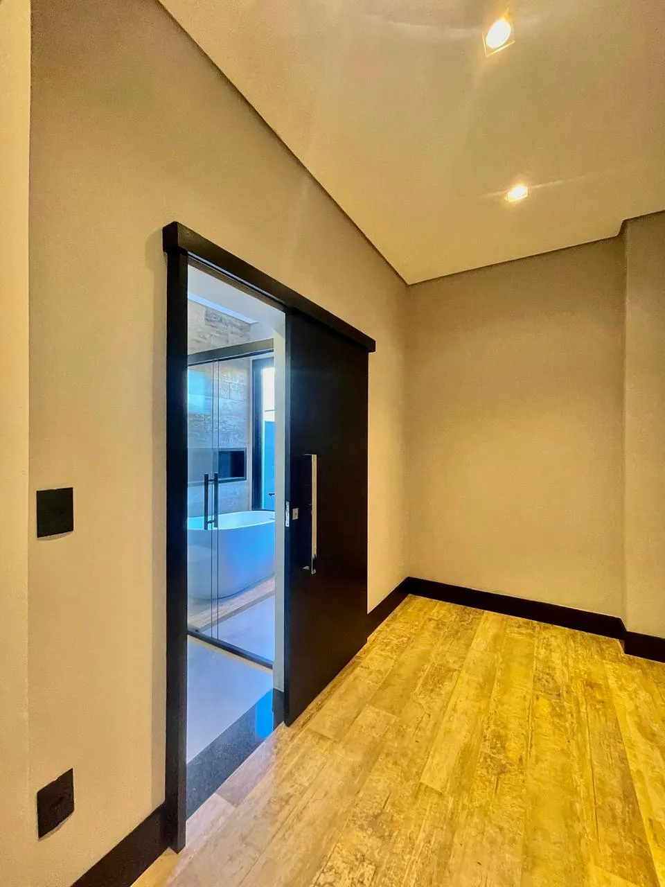 Sobrado à Venda Mobiliada com 3 suítes sendo 1 master com closet, escritório e área gourmet com piscina, 313m² no Condomínio Alphaville Nova Esplanada 4 em Votorantim/SP