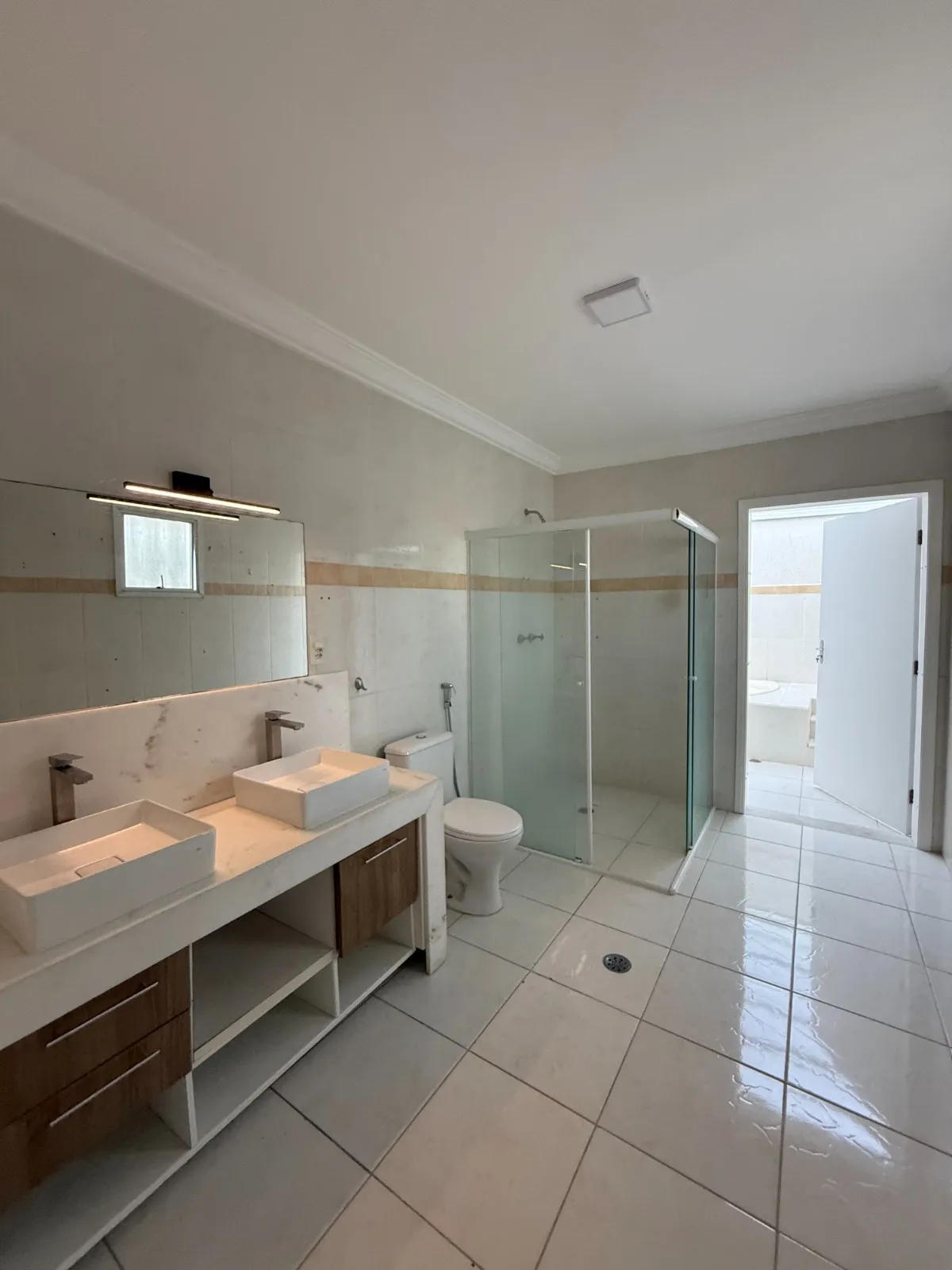 Sobrado à Venda com 3 suítes sendo 1 master e ampla área gourmet com piscina, 256m² no Condomínio Belvedere 2 em Votorantim/SP
