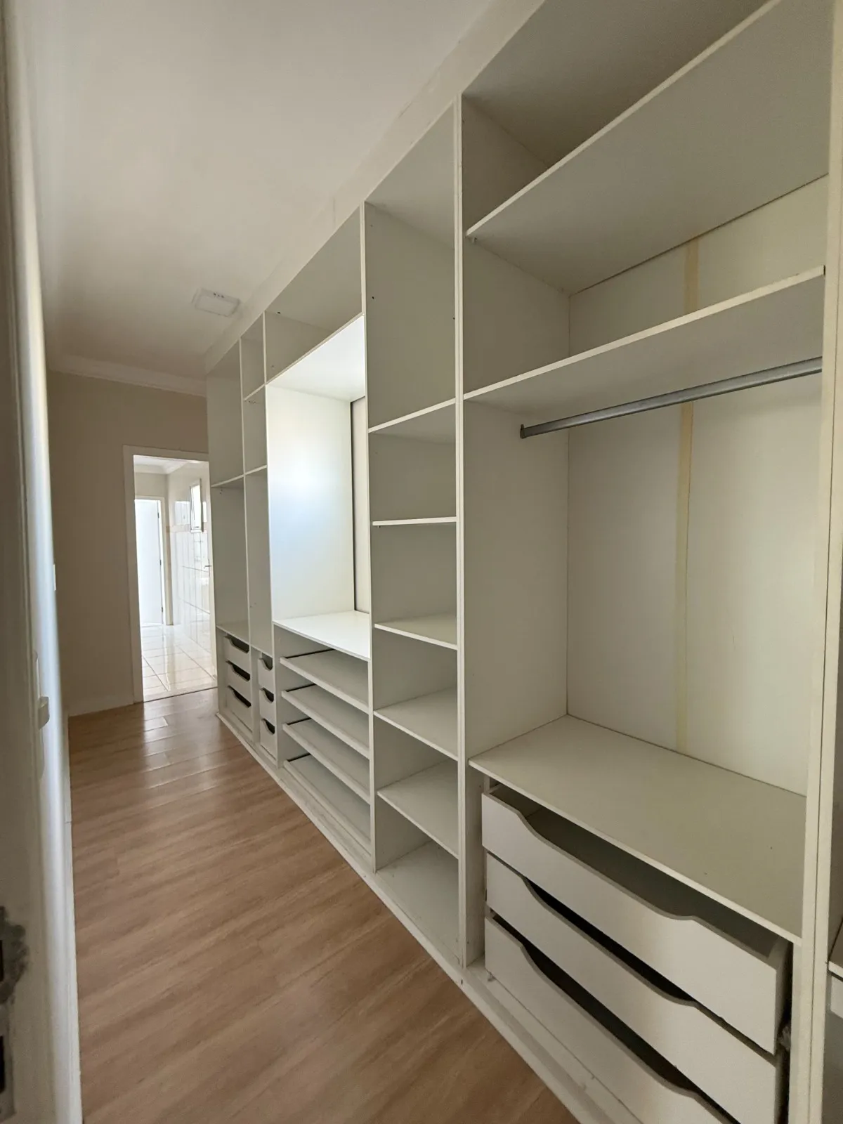 Sobrado à Venda com 3 suítes sendo 1 master e ampla área gourmet com piscina, 256m² no Condomínio Belvedere 2 em Votorantim/SP