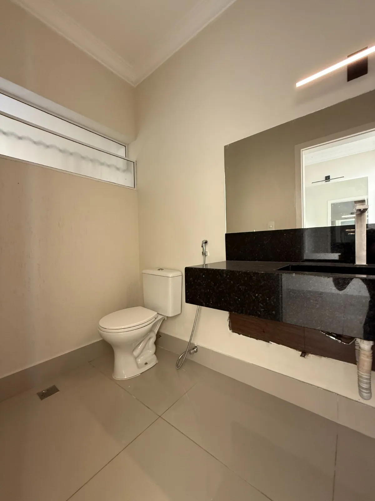 Sobrado à Venda com 3 suítes sendo 1 master e ampla área gourmet com piscina, 256m² no Condomínio Belvedere 2 em Votorantim/SP