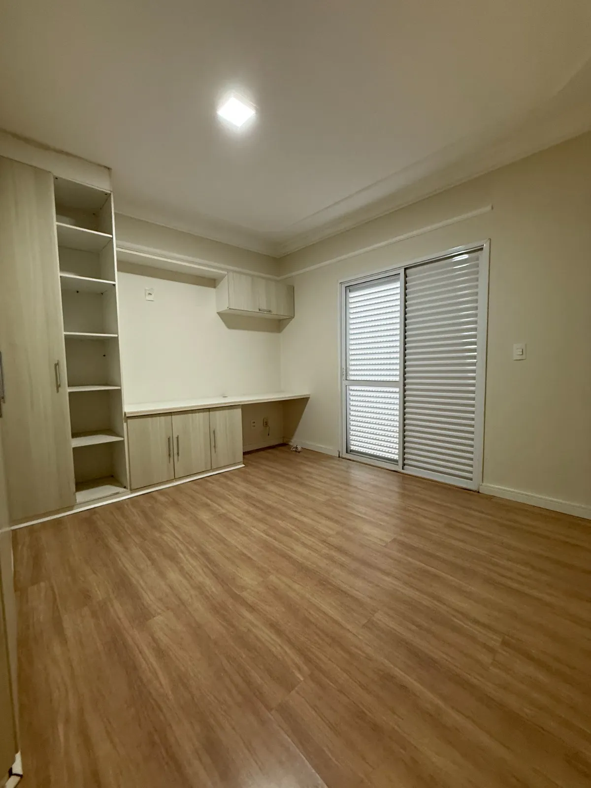 Sobrado à Venda com 3 suítes sendo 1 master e ampla área gourmet com piscina, 256m² no Condomínio Belvedere 2 em Votorantim/SP