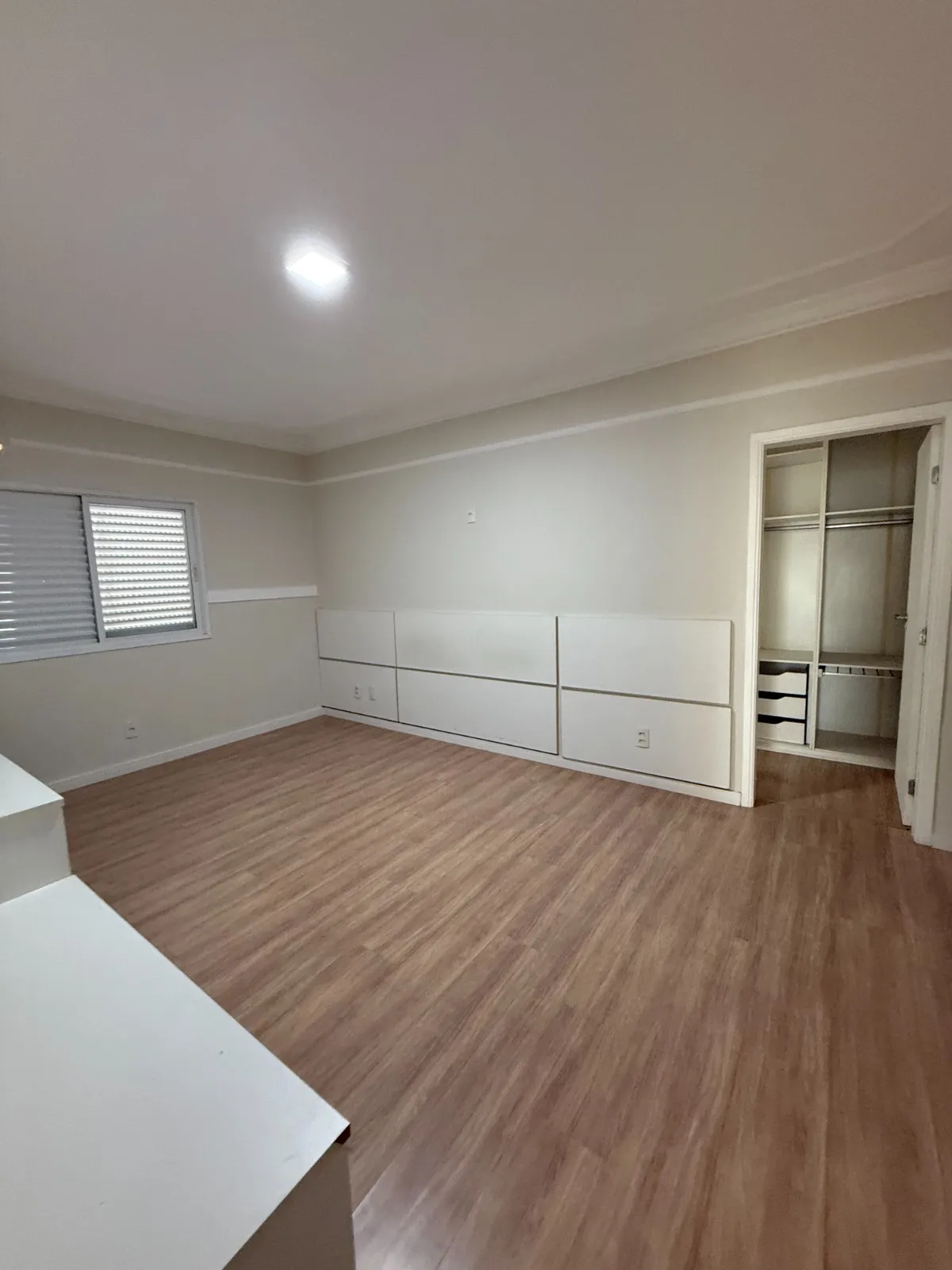 Sobrado à Venda com 3 suítes sendo 1 master e ampla área gourmet com piscina, 256m² no Condomínio Belvedere 2 em Votorantim/SP