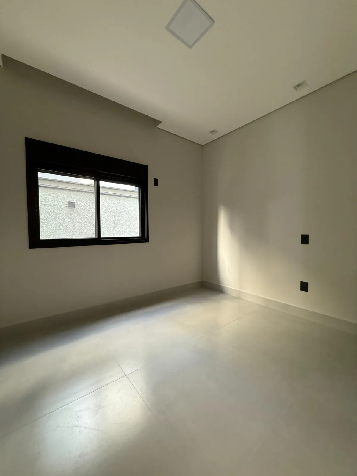 Casa Térrea à Venda com 4 suítes, escritório e ampla área gourmet com piscina, 245m² no Condomínio Alphaville Nova Esplanada 3 em Votorantim/SP