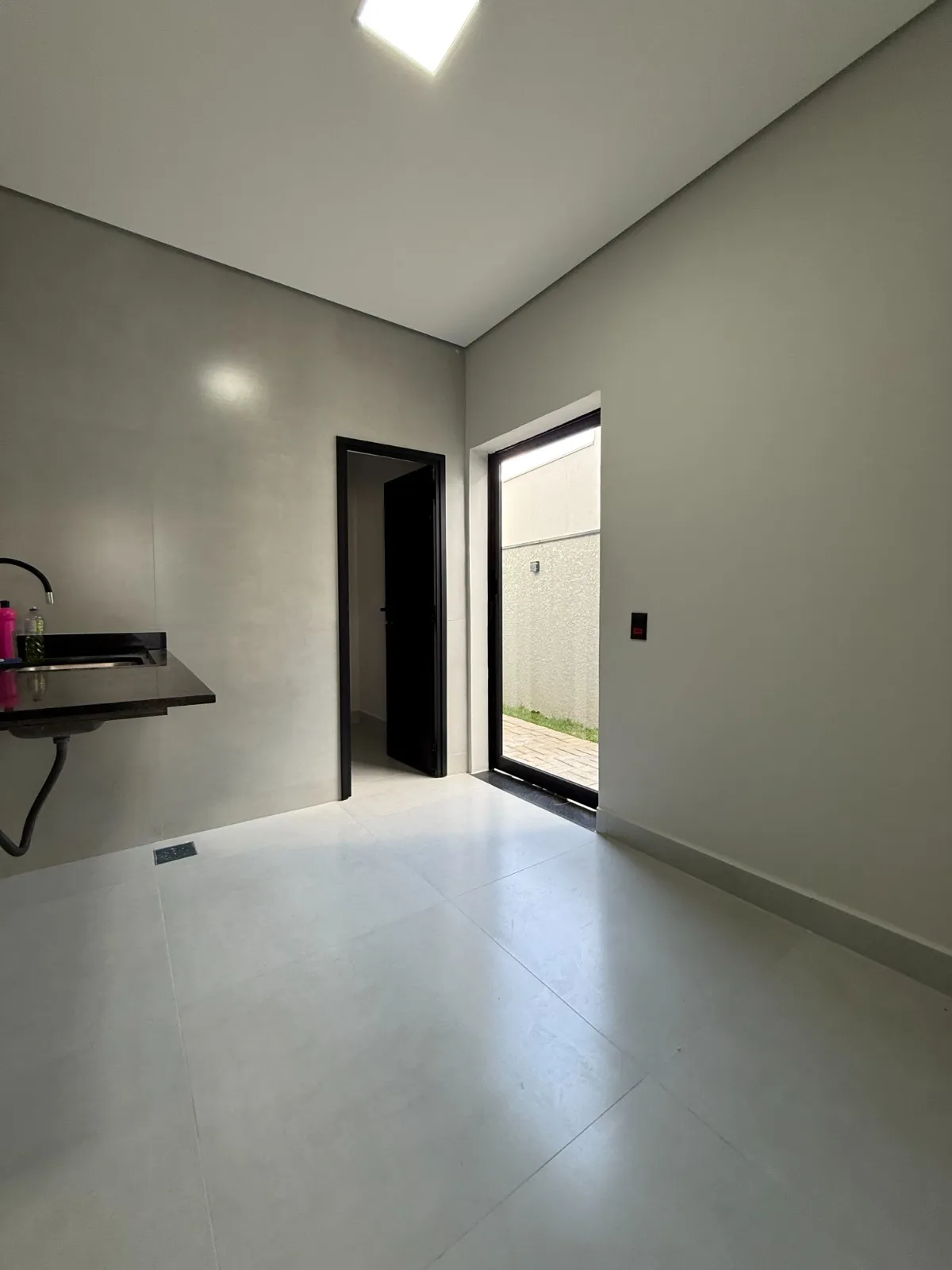 Casa Térrea à Venda com 4 suítes, escritório e ampla área gourmet com piscina, 245m² no Condomínio Alphaville Nova Esplanada 3 em Votorantim/SP