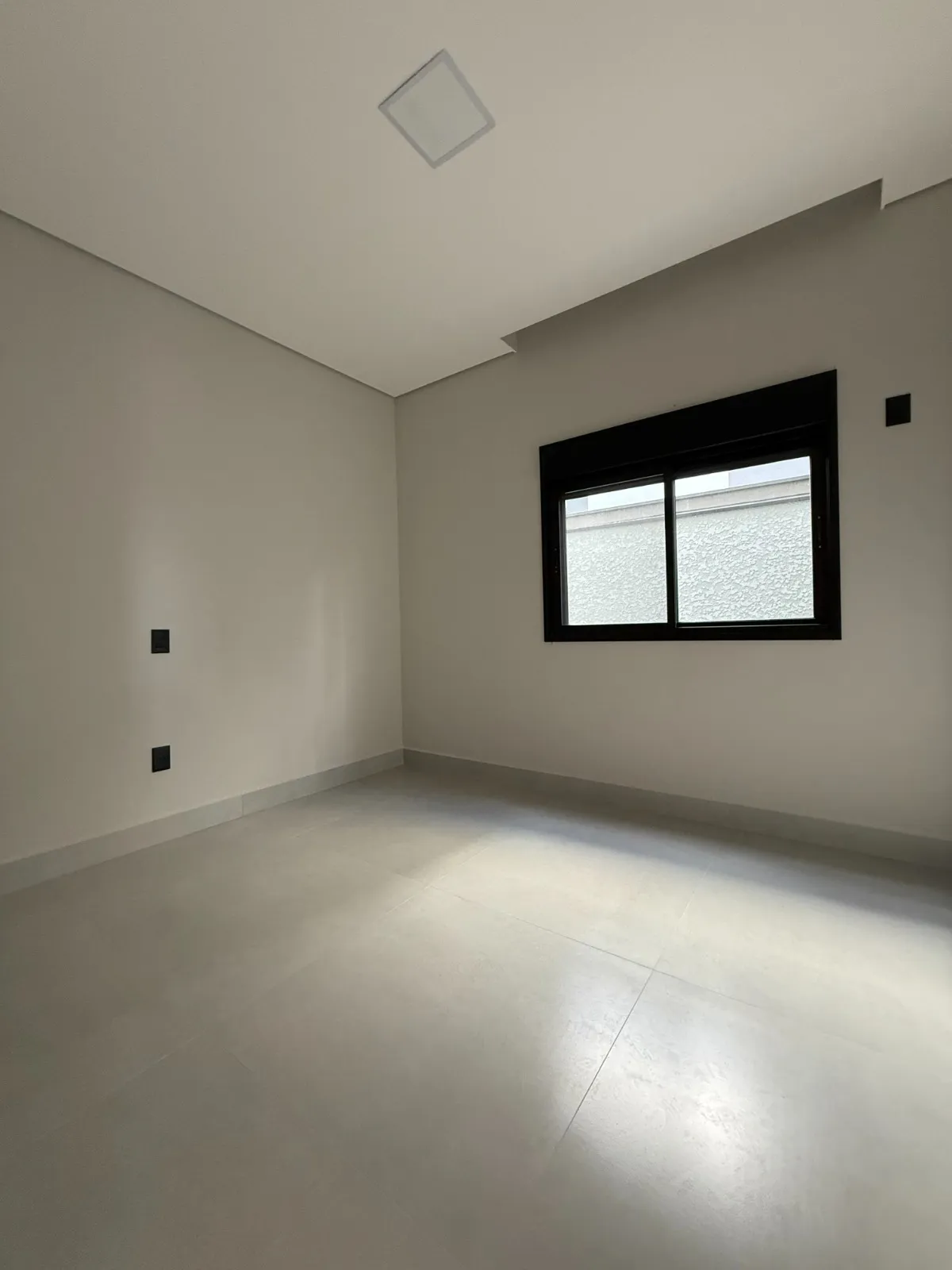 Casa Térrea à Venda com 4 suítes, escritório e ampla área gourmet com piscina, 245m² no Condomínio Alphaville Nova Esplanada 3 em Votorantim/SP