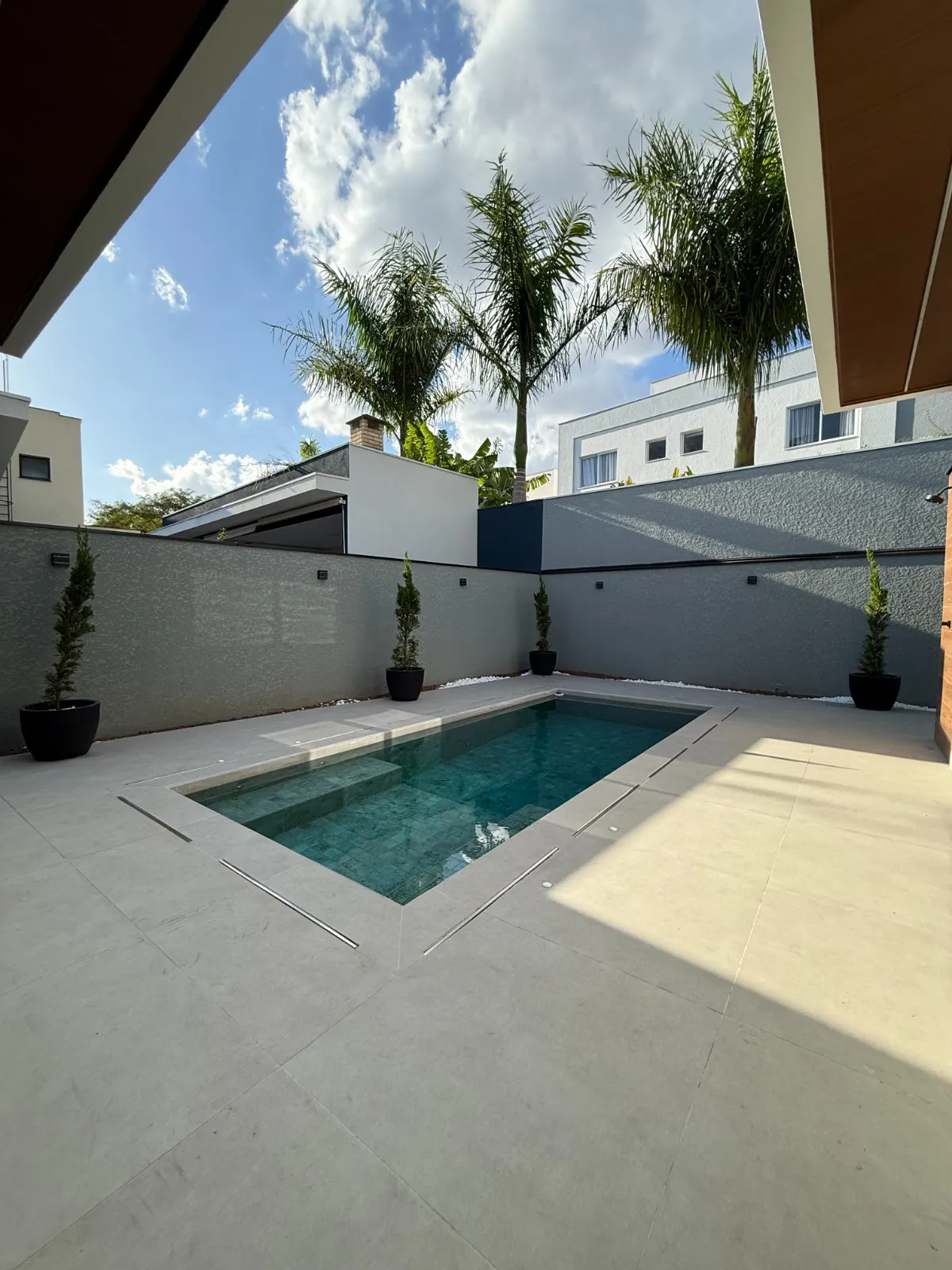 Casa Térrea à Venda com 4 suítes, escritório e ampla área gourmet com piscina, 245m² no Condomínio Alphaville Nova Esplanada 3 em Votorantim/SP