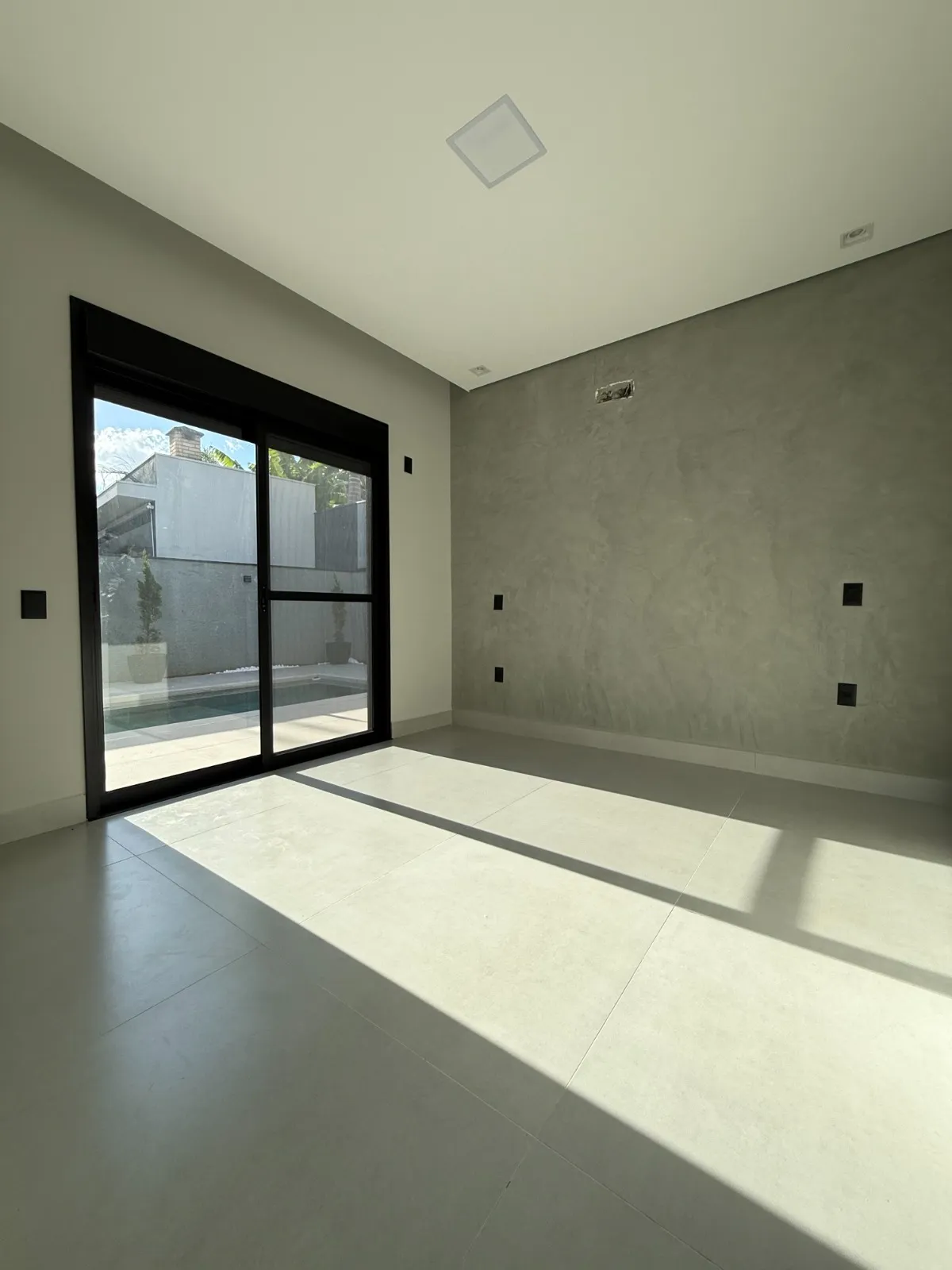 Casa Térrea à Venda com 4 suítes, escritório e ampla área gourmet com piscina, 245m² no Condomínio Alphaville Nova Esplanada 3 em Votorantim/SP
