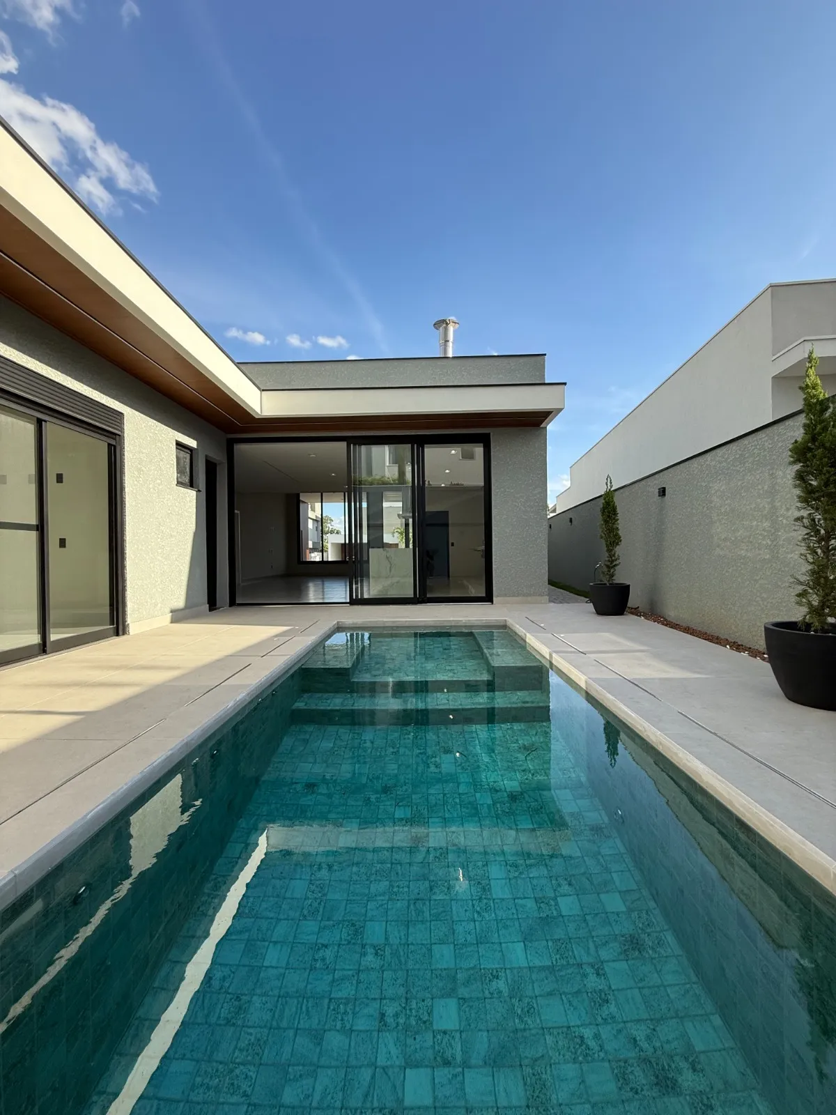 Casa Térrea à Venda com 4 suítes, escritório e ampla área gourmet com piscina, 245m² no Condomínio Alphaville Nova Esplanada 3 em Votorantim/SP