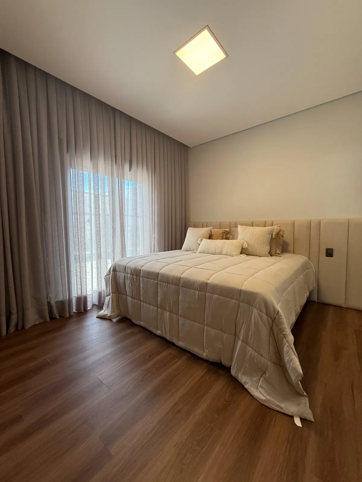 Casa Térrea Mobiliada à Venda com 4 suítes sendo 1 master e ampla área gourmet com piscina, 250m² no Condomínio Alphaville Nova Esplanada 3 em Votorantim/SP