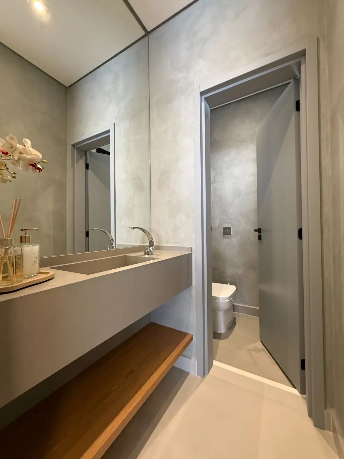 Casa Térrea Mobiliada à Venda com 4 suítes sendo 1 master e ampla área gourmet com piscina, 250m² no Condomínio Alphaville Nova Esplanada 3 em Votorantim/SP