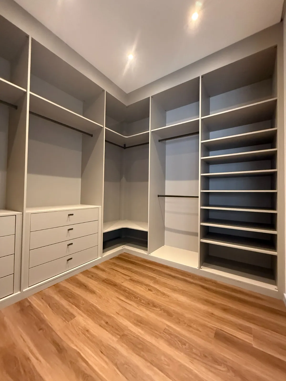 Casa Térrea Mobiliada à Venda com 4 suítes sendo 1 master e ampla área gourmet com piscina, 250m² no Condomínio Alphaville Nova Esplanada 3 em Votorantim/SP
