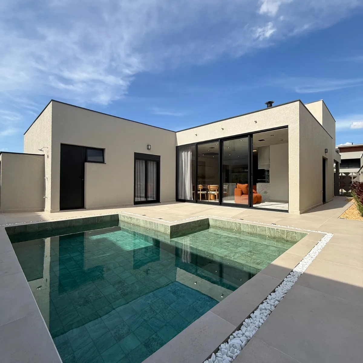 Casa Térrea Mobiliada à Venda com 4 suítes sendo 1 master e ampla área gourmet com piscina, 250m² no Condomínio Alphaville Nova Esplanada 3 em Votorantim/SP