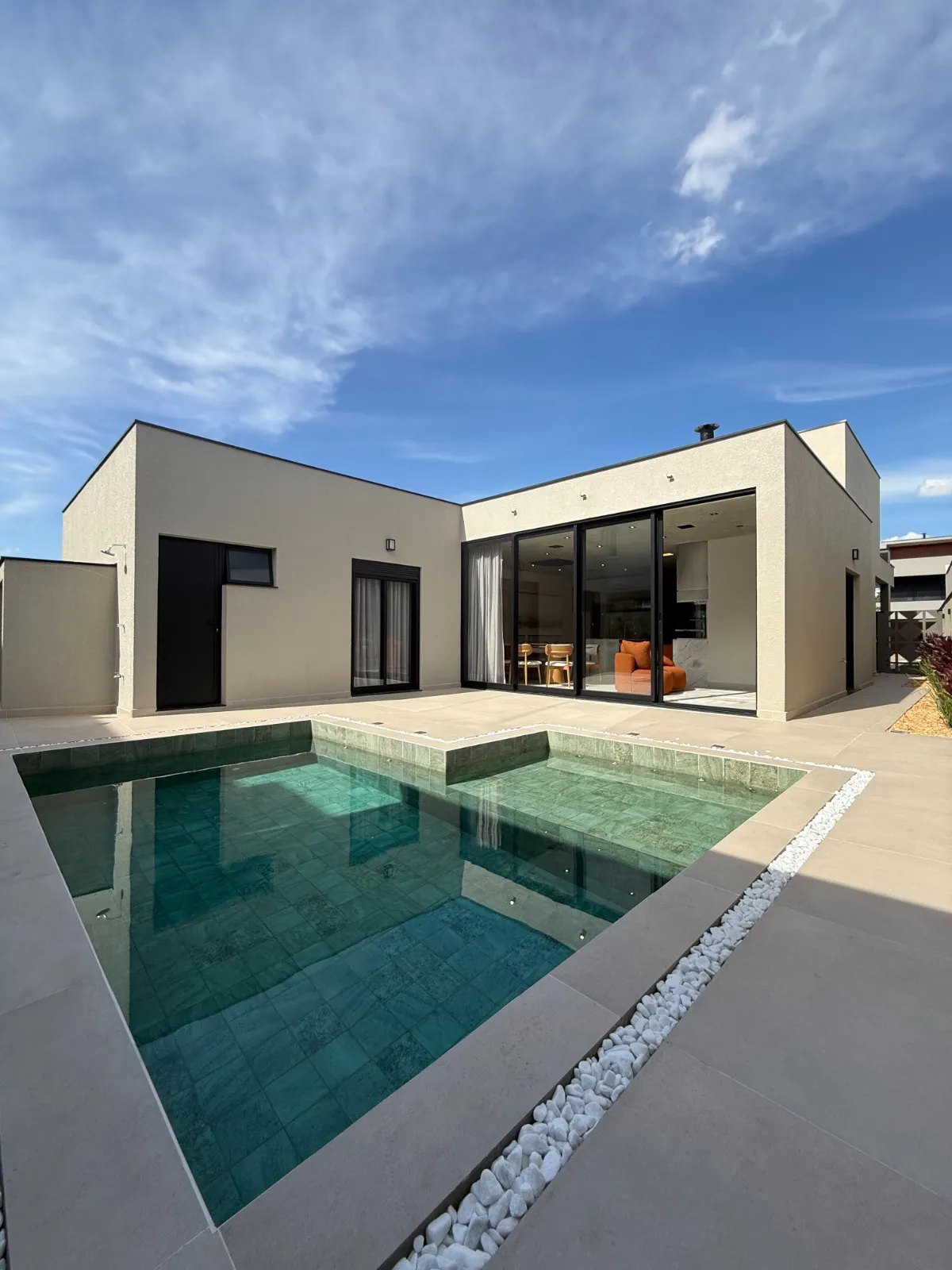 Casa Térrea Mobiliada à Venda com 4 suítes sendo 1 master e ampla área gourmet com piscina, 250m² no Condomínio Alphaville Nova Esplanada 3 em Votorantim/SP