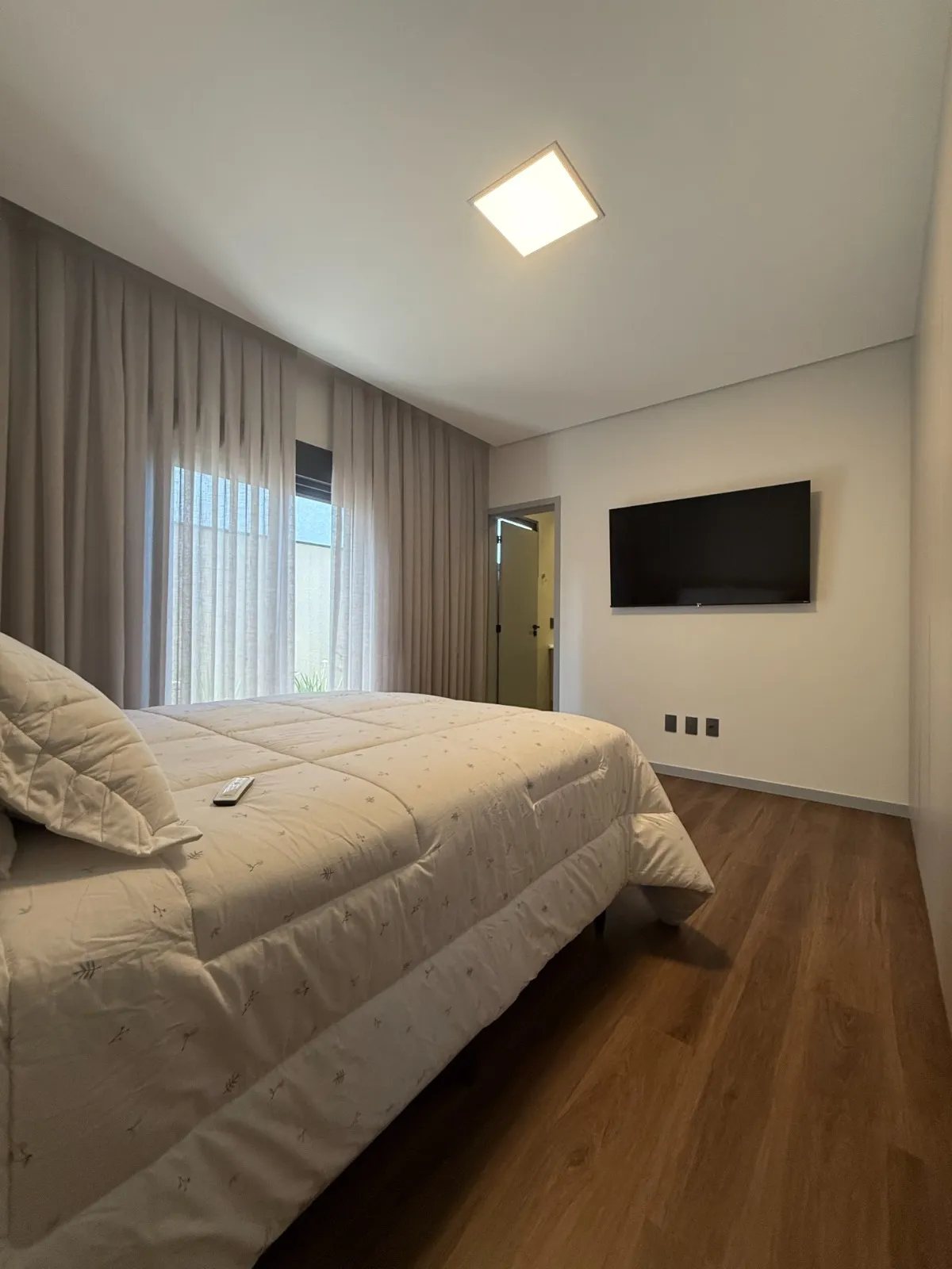 Casa Térrea Mobiliada à Venda com 4 suítes sendo 1 master e ampla área gourmet com piscina, 250m² no Condomínio Alphaville Nova Esplanada 3 em Votorantim/SP