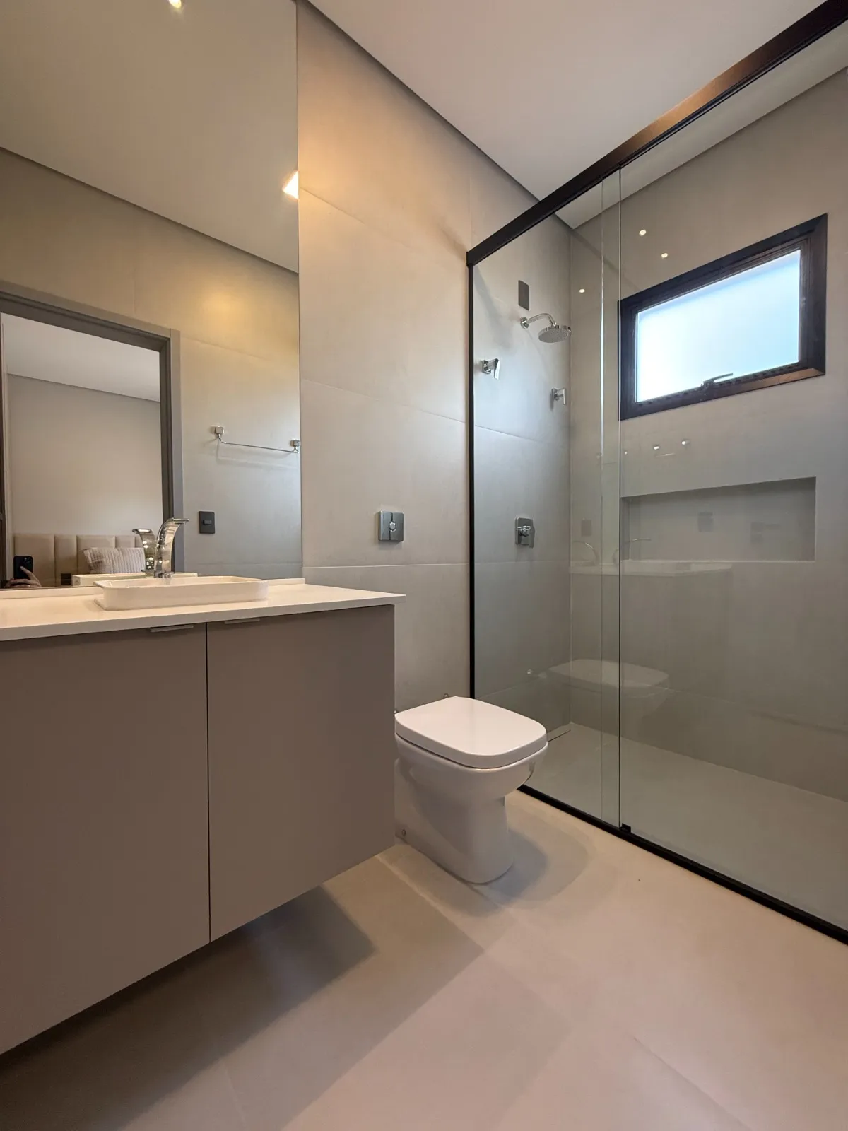 Casa Térrea Mobiliada à Venda com 4 suítes sendo 1 master e ampla área gourmet com piscina, 250m² no Condomínio Alphaville Nova Esplanada 3 em Votorantim/SP