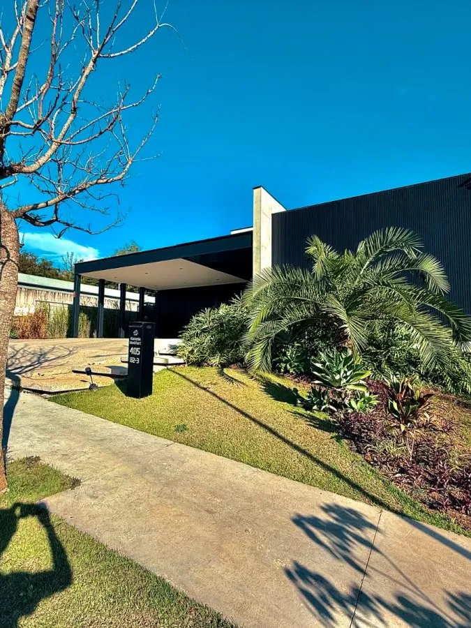 Casa Térrea à Venda com 5 suítes sendo 1 master, sala de tv e área gourmet com piscina, 460m² de área construída em um terreno de 1000m² no Condomínio Saint Patrick em Sorocaba/SP