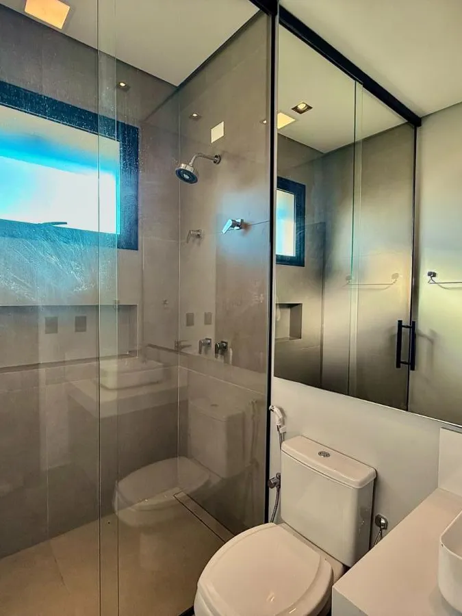 Casa Térrea à Venda com 5 suítes sendo 1 master, sala de tv e área gourmet com piscina, 460m² de área construída em um terreno de 1000m² no Condomínio Saint Patrick em Sorocaba/SP