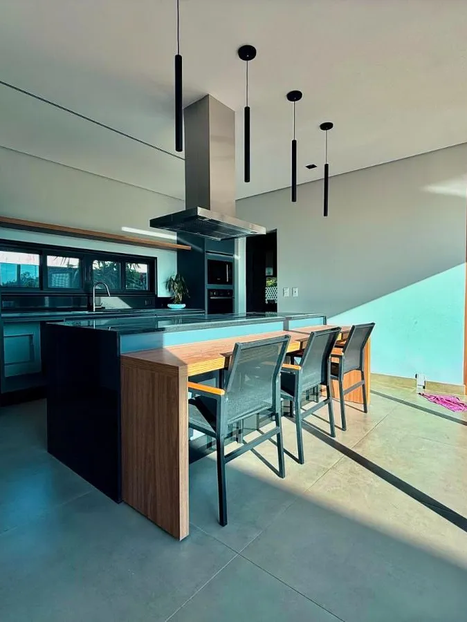 Casa Térrea à Venda com 5 suítes sendo 1 master, sala de tv e área gourmet com piscina, 460m² de área construída em um terreno de 1000m² no Condomínio Saint Patrick em Sorocaba/SP