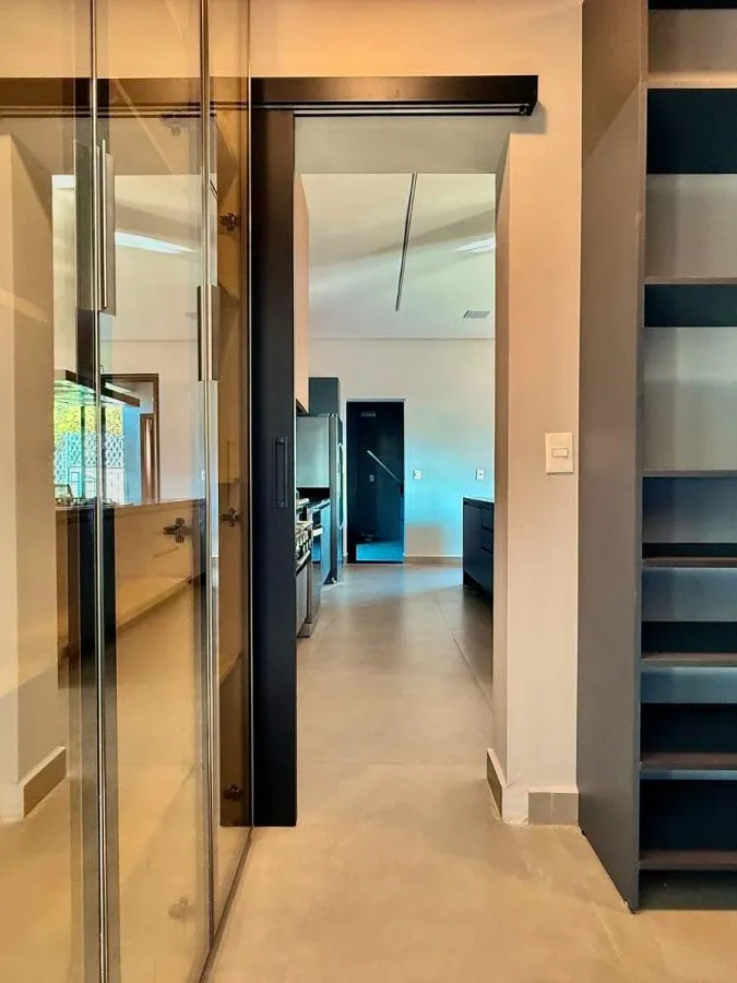 Casa Térrea à Venda com 5 suítes sendo 1 master, sala de tv e área gourmet com piscina, 460m² de área construída em um terreno de 1000m² no Condomínio Saint Patrick em Sorocaba/SP