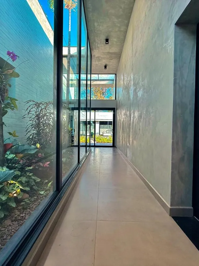 Casa Térrea à Venda com 5 suítes sendo 1 master, sala de tv e área gourmet com piscina, 460m² de área construída em um terreno de 1000m² no Condomínio Saint Patrick em Sorocaba/SP