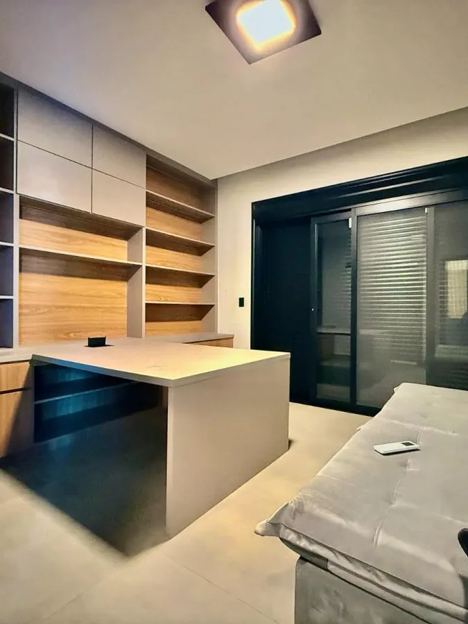 Casa Térrea à Venda com 5 suítes sendo 1 master, sala de tv e área gourmet com piscina, 460m² de área construída em um terreno de 1000m² no Condomínio Saint Patrick em Sorocaba/SP