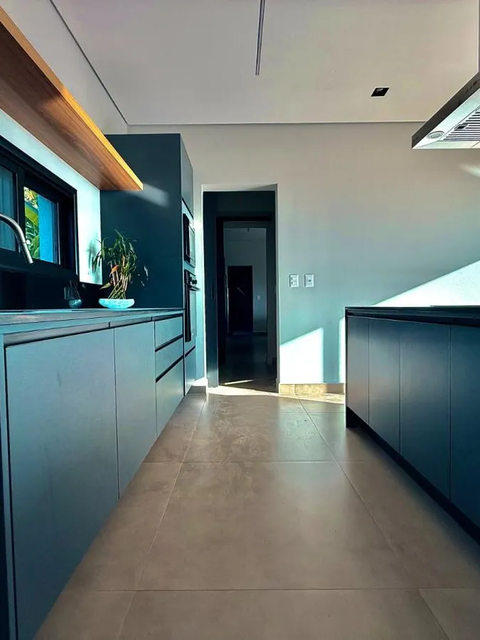 Casa Térrea à Venda com 5 suítes sendo 1 master, sala de tv e área gourmet com piscina, 460m² de área construída em um terreno de 1000m² no Condomínio Saint Patrick em Sorocaba/SP