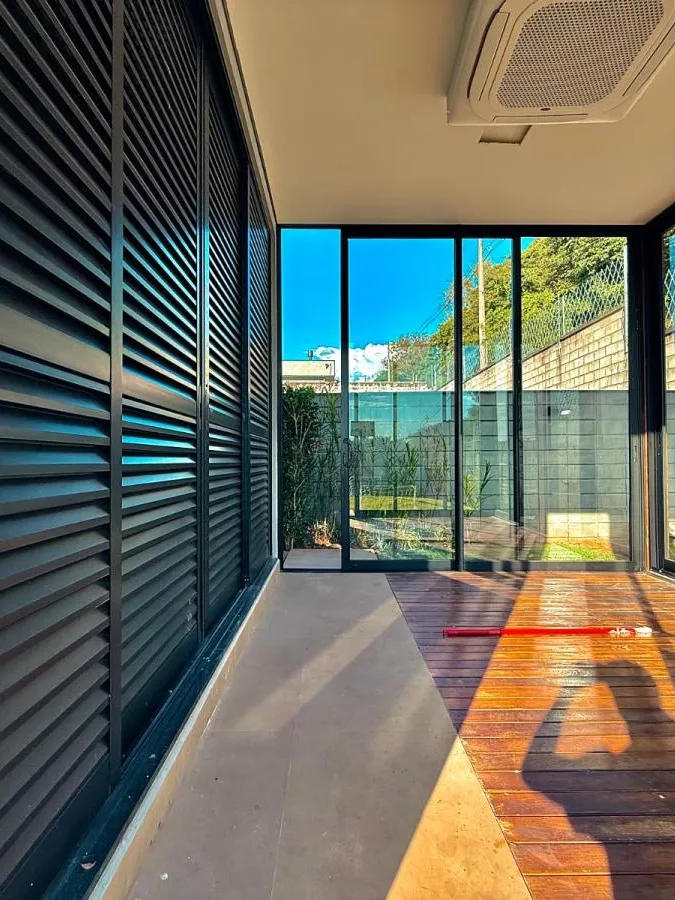 Casa Térrea à Venda com 5 suítes sendo 1 master, sala de tv e área gourmet com piscina, 460m² de área construída em um terreno de 1000m² no Condomínio Saint Patrick em Sorocaba/SP