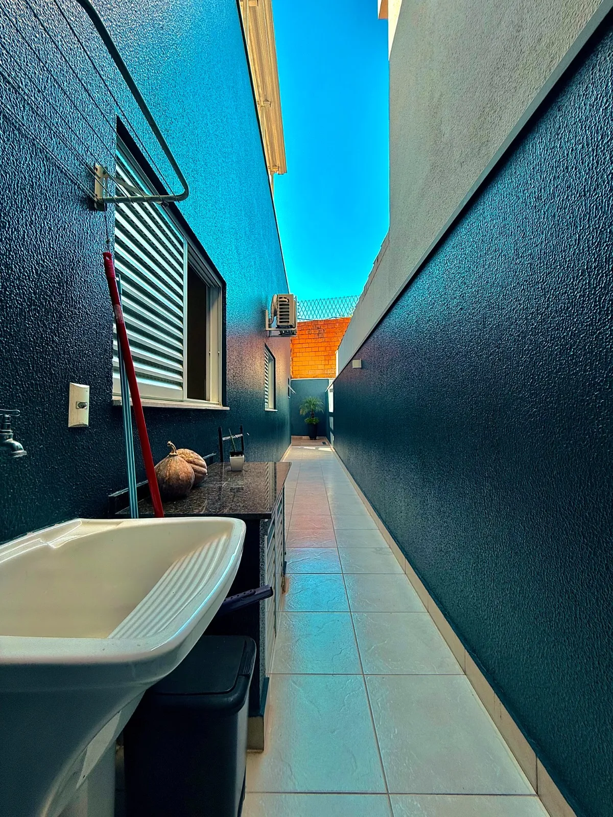 Sobrado à Venda Mobiliado com 3 dormitórios sendo 1 suíte master e área gourmet, 130m² em um terreno de 175m² no Condomínio Golden Park Residence 2 em Sorocaba/SP